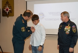Подросток Саша Ергин, спасший тонувших в Иртыше сестер, награжден медалью